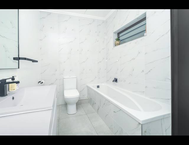 2 BEDROOM APARTMENT FOR SALE IN BRYANSTON